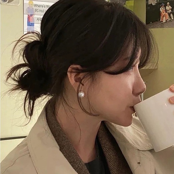 4/$15 Cream Off White Lustre Soft Glow Faux Pearls Earrings Studs - Picture 2 of 5